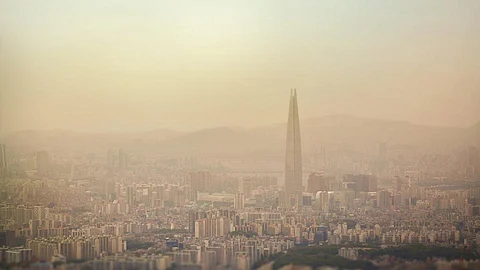 Air Pollution : घसा खवखवतोय, डोकेदुखी जाणवते? 'असे' राहा हेल्दी