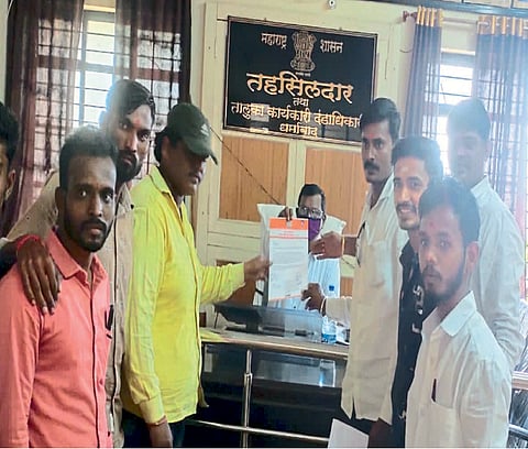 कोणत्या निकषाने पीकविमा मंजूर केला याची माहिती नाही दिल्यास मोर्चा काढण्याचा इशारा महाराष्ट्र नवनिर्माण सेनेने निवेदनाद्वारे दिला.