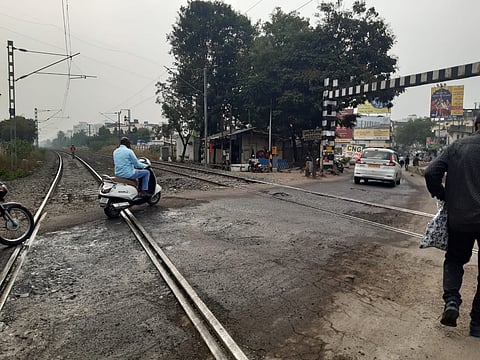 ससाणेनगर रेल्वेगेट येथील चढामुळे अपघाताचा धोका वाढला