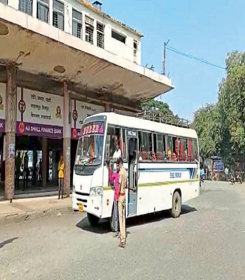 बसस्थानकाच्या फलाटावर खासगी ट्रॅव्हल!