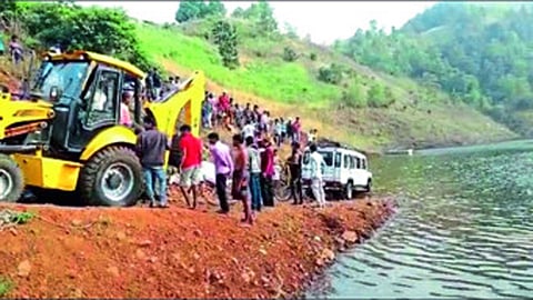 मजुरांना घेण्यासाठी गेलेली क्रुझर नर्मदेत कोसळली; जीवितहानी नाही