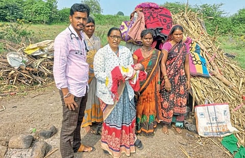 उसाच्या फडात हलला पाळणा