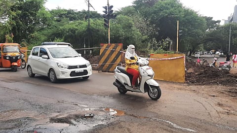 येरवड्याच्या जेल रस्त्यावरील खोदाईमुळे वाहतुकीला अडथळा