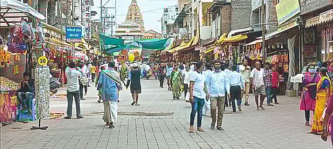 एसटी संपाचा 'कार्तिकी'वर परिणाम! उलाढाल ठप्प; खासगी वाहने, रेल्वेचाच आधार