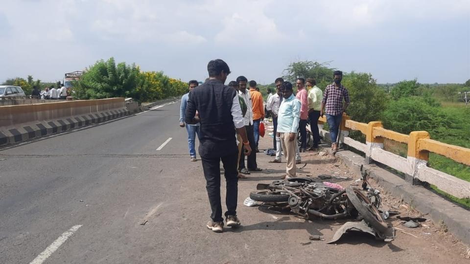 सावळेश्वर टोल नाक्याजवळ भीषण अपघात! एकजण जागीच ठार, चार जखमी