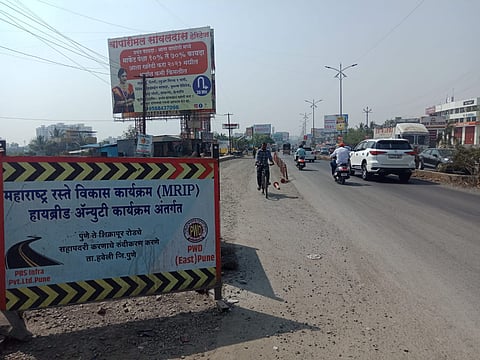 वाघोली : हॉटेल पुष्कर समोरील पुणे नगर महामार्गाचे रुंदीकरण व डांबरीकरण काम अनेक महिन्यापासून रखडले आहे.