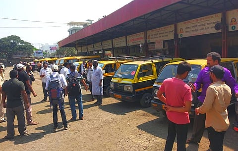 ST Workers Strike - लालपरी डेपोत आणि खासगी गाड्या फलाटावर