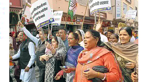 राजधानी दिल्ली : मौनम् सर्वार्थ साधनम् !