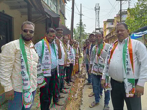 राष्ट्रवादी काँग्रेसकडून खड्ड्यात मेणबत्या लावून अनोख्या प्रकारचे आंदोलन