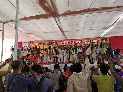 महापंचायतमधील शेतकरी नेत्यांचा महात्मा फुले यांची पगडी देऊन सत्कार