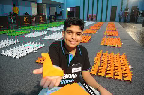 ओरीगामीतून आर्यनची विश्वविक्रमाला गवसणीचा प्रयत्न