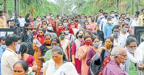 Nashik : धावतपळत परीक्षार्थींची टीईटीला हजेरी