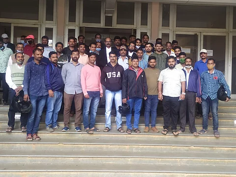 न्यायालयीन सुनावणीला हजर असलेले येळ्ळूर येथील कार्यकर्ते व ऍड. श्याम सुंदर पत्तार.