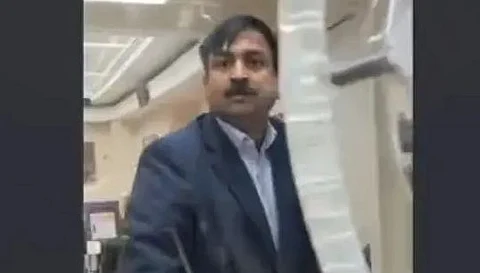 व्हिसासाठी गेलेल्या महिलेवर भारतीय अधिकारी भडकला