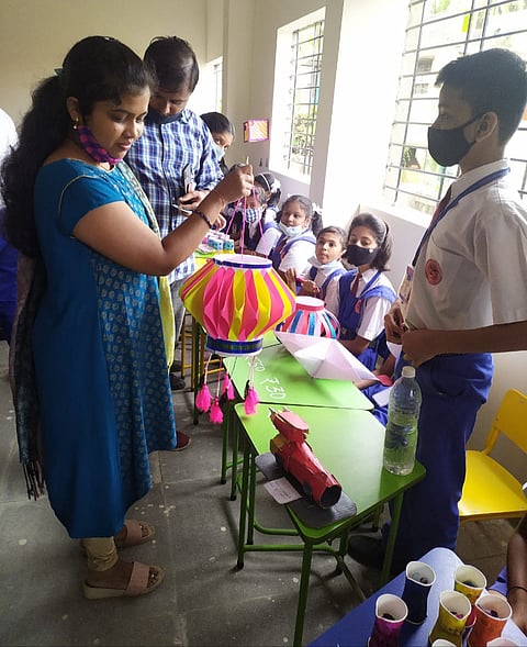 विद्यार्थ्यांनी बनविल्या दिवाळीच्या वस्तू