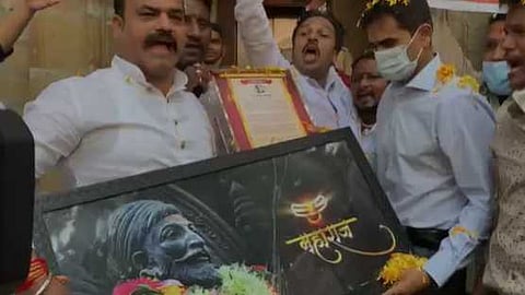 समीर वानखेडेंचा सत्कार, NCB ऑफिसमध्ये येताना उधळली फुलं