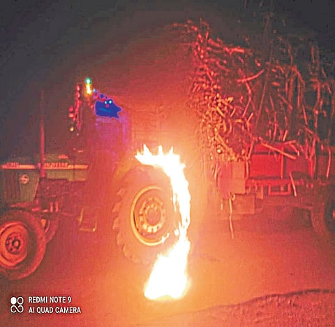 ऊस वाहतुकीचे ट्रॅक्टर पेटवले