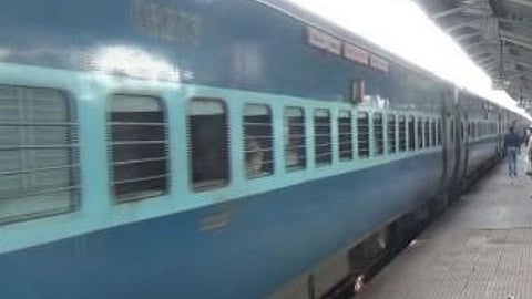 कल्याण: 'ते' जोडपं ट्रेन आणि प्लॅटफॉर्मच्या मोकळ्या जागेत पडलं अन्...