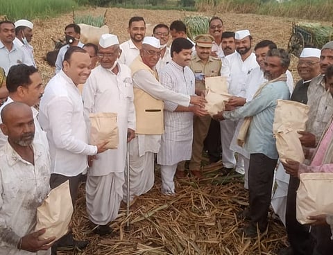 घोडेगाव : साखर कारखान्याच्या ऊसतोड कामगारांना दिवाळी फराळाचे वाटप