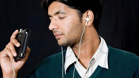 सावधान! हेडफोन-इयरफोनचा वापर करताय? उद्भवतील 'या' समस्या