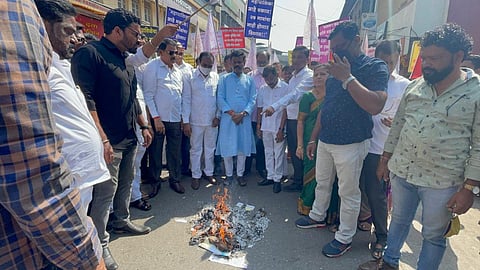 संघर्ष समितीकडून KDMC मुख्यालयासमोर मालमत्ता कराची होळी