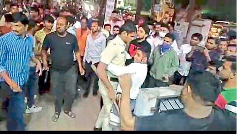 वीस लाखांची खंडणी मागणाऱ्यास पोलिसांसमोरच चोप