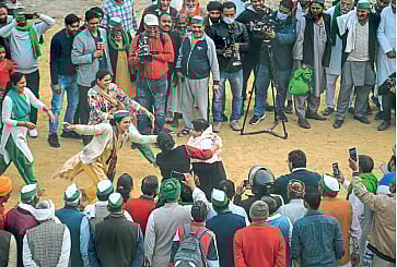 दिल्ली सीमांवरील तंबू हटू लागले