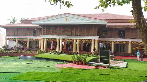 Mumbai - हेलिकॉप्टर दुर्घटनेनंतर 'दरबार हॉल'मधील कार्यक्रम रद्द