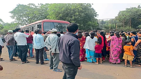 अमळनेर : एकही बस आगाराबाहेर जाऊ देणार नाही