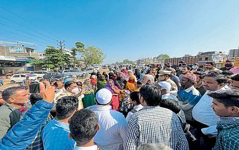 Jalgaon Highway For brakes Stop the way Movement