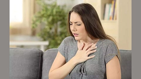 तुमचा श्वास लागतो? जाणून घ्या कोरोना-ओमिक्रॉनसंबंधीची 'ही' लक्षणे