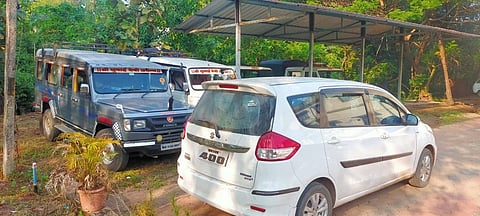 स्थानिकांना मारहाण करुन पळणाऱ्या दहा ते बारा पर्यटकांना पोलिसांनी पकडले