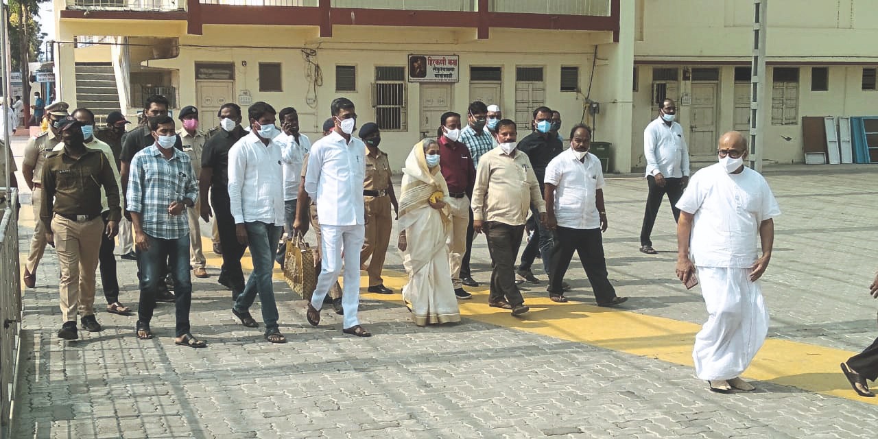 गृहराज्यमंत्र्यांचं ब्रह्मचैतन्य महाराजांना साकडं