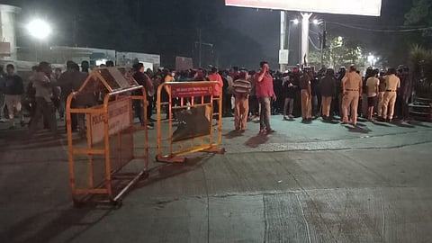 या घटनेचा निषेध करण्यासाठी हजारो शिवप्रेमी धर्मवीर संभाजी चौक येथे जमा झाले