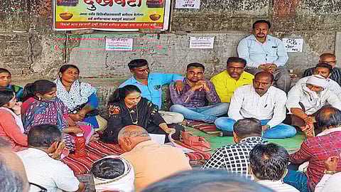 एसटी काढणाऱ्या कर्मचाऱ्यांचे फूल देऊन स्वागत करू!