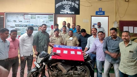 वैद्यकीय शिक्षण घेणाऱ्या विद्यार्थ्यांना ज्वेलर्सच्या दुकानातील चोरी प्रकरणी अटक