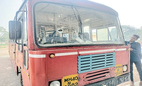 दुपारी सव्वाबाराच्या सुमारास दोन अज्ञात व्यक्तींनी दगडफेक