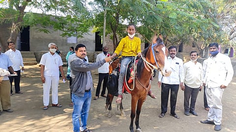 रणरागिणीची शाळेसाठी घोडेसवारी