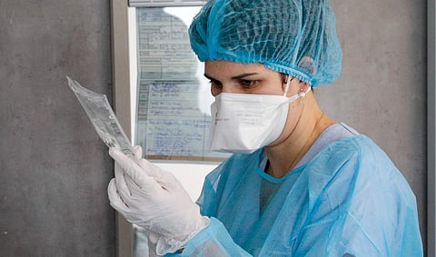 Health Worker Omicron test