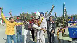 जल्लोष करत बळिराजाचा ‘फतेह मार्च’