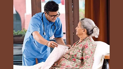 वृद्ध पालकांचा आरोग्य विमा घेतला नाही तरी मिळेल तुम्हाला कर सवलतीचा लाभ!