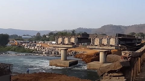 मुंबई-गोवा महामार्गावरील वाशिष्ठी पुलाचे काम पडले बंद