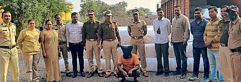 करमाड : पोलिस पथकाने जप्त केलेल्या आयशरसह गुटख्याने भरलेल्या गोण्या तसेच खाली बसलेला आरोपी.