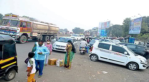 जळगाव : आकाशवाणी चौकातील ‘सर्कल’मुळे वाहतूक अनियंत्रित