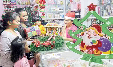 नाशिक : ख्रिसमस ट्रीसह सजावटीच्या वस्तूंना वाढली मागणी