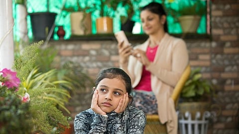 mother mobile addiction