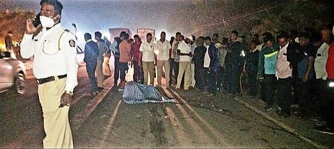 Daund News : ट्रॅाली खाली सापडून SRPF जवानाचा मृत्यू