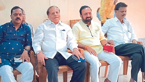 दापोली ः शिवसेना-राष्ट्रवादीची आघाडीची घोषणा करताना माजी आमदर सूर्यकांत