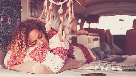 Winter Care Tips : हिवाळ्यात स्वेटर घालून झोपण्याची चूक करताय का?