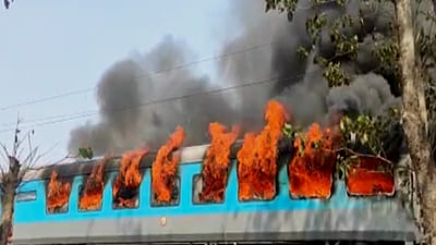 कोल्हापूरात रेल्वेच्या २ डब्यांना आग